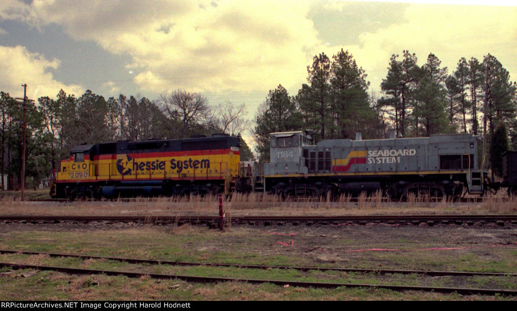 CSX 2090 & 1184 are stopped short of downtown